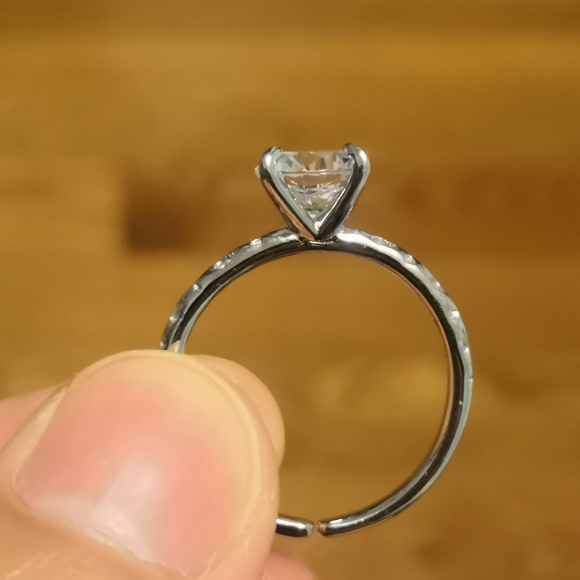 Simulated diamond sterling silver ring - Picture 2 of 6